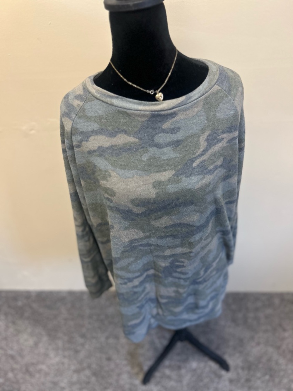 Women's Camo Long Sleeve Pullover Top - Green-Perfect Condition